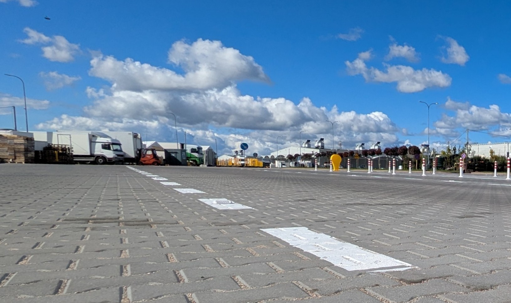 Ogłoszenie – Wykonanie modernizacji oznakowania pionowego i poziomego na drogach wewnętrznych i parkingach Spółki